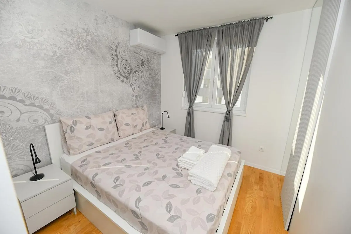 Apartment Josip ザダル