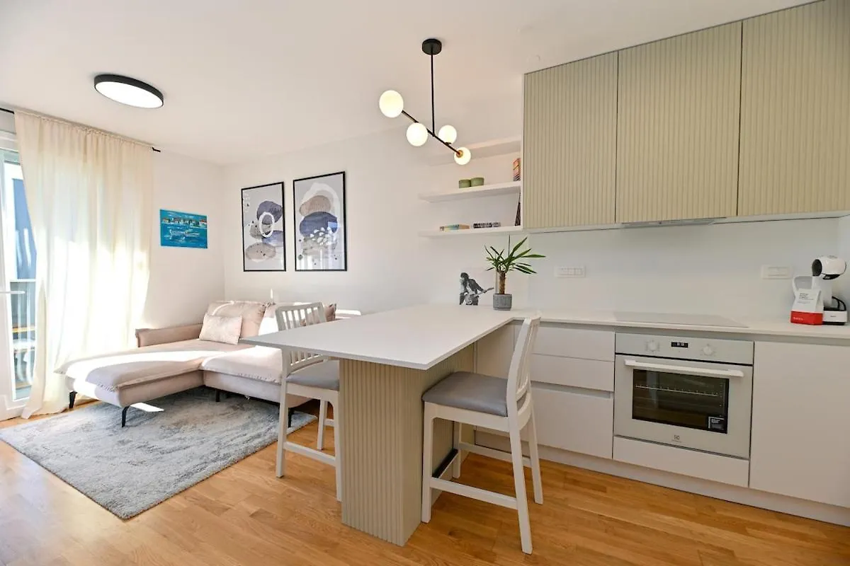 Apartment Josip ザダル