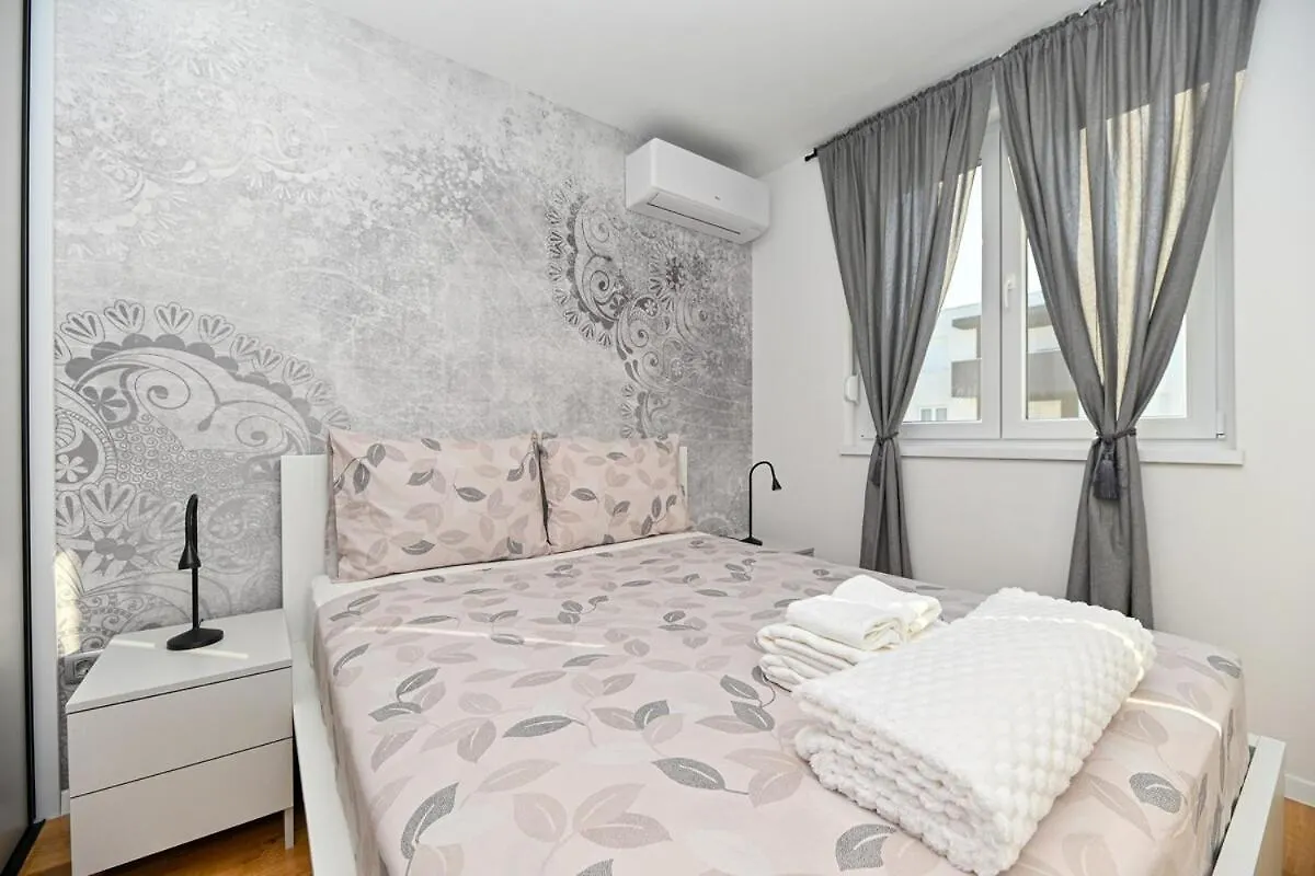Apartment Josip ザダル